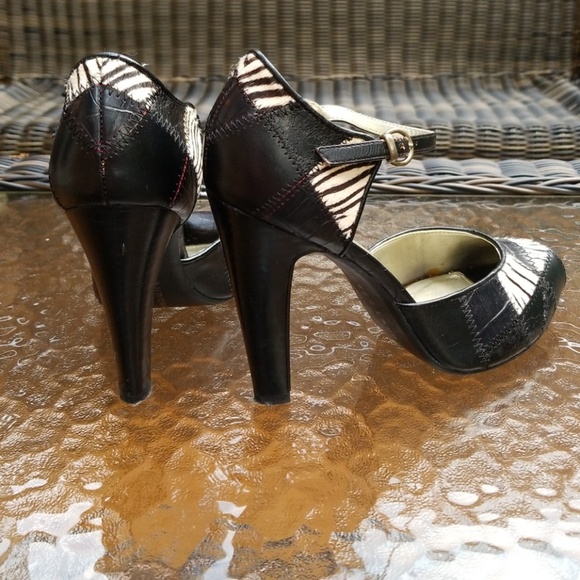 Chinese Laundry Platform PeepToe Zebra Sandles - Picture 6 of 6